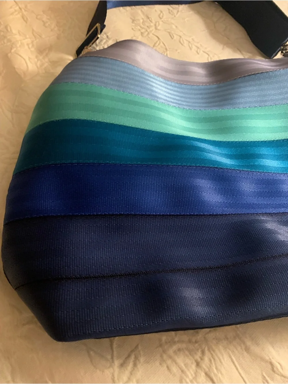 Harvey’s Of California seatbelt bag Seacycle large hobo- beautiful beachy blues